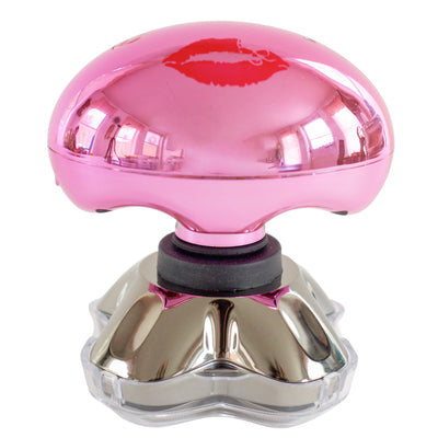 The Butterfly Kiss PRO features a rounded handle that fits comfortably in the palm of your hand. The handle also has recesses to allow different grip options, including holding the shaver between your fingers to easily reach hard to reach areas. Holding the shaver between your fingers also gives you the ability to feel while you shave, so you can make sure you don't miss any spots.